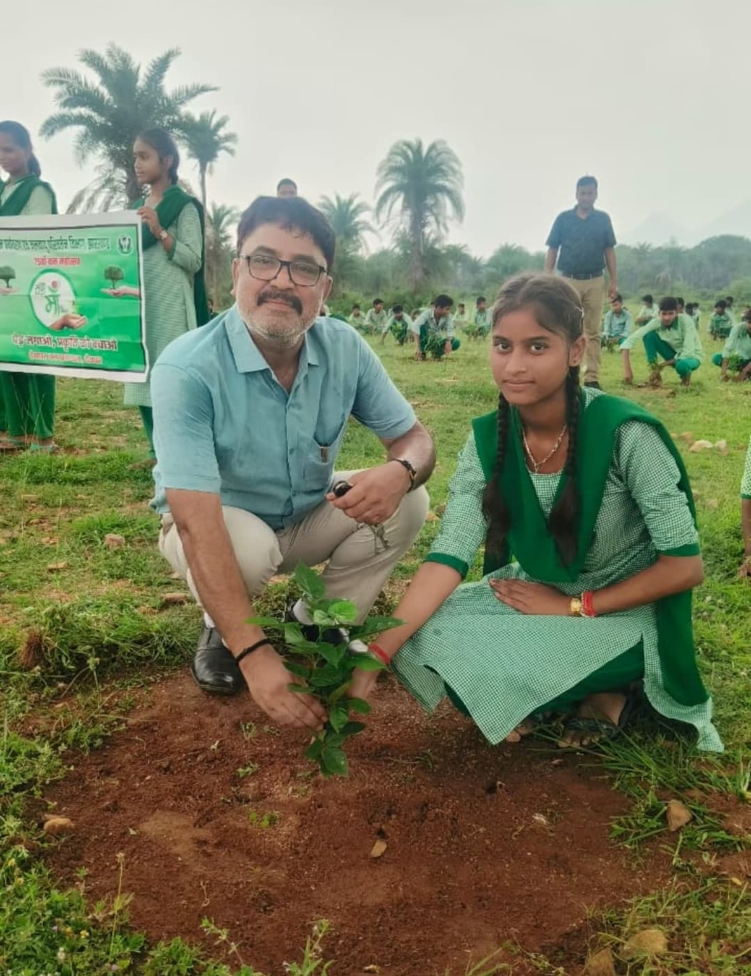 इको क्लब की छात्र-छात्राओं ने लगाये पौधे