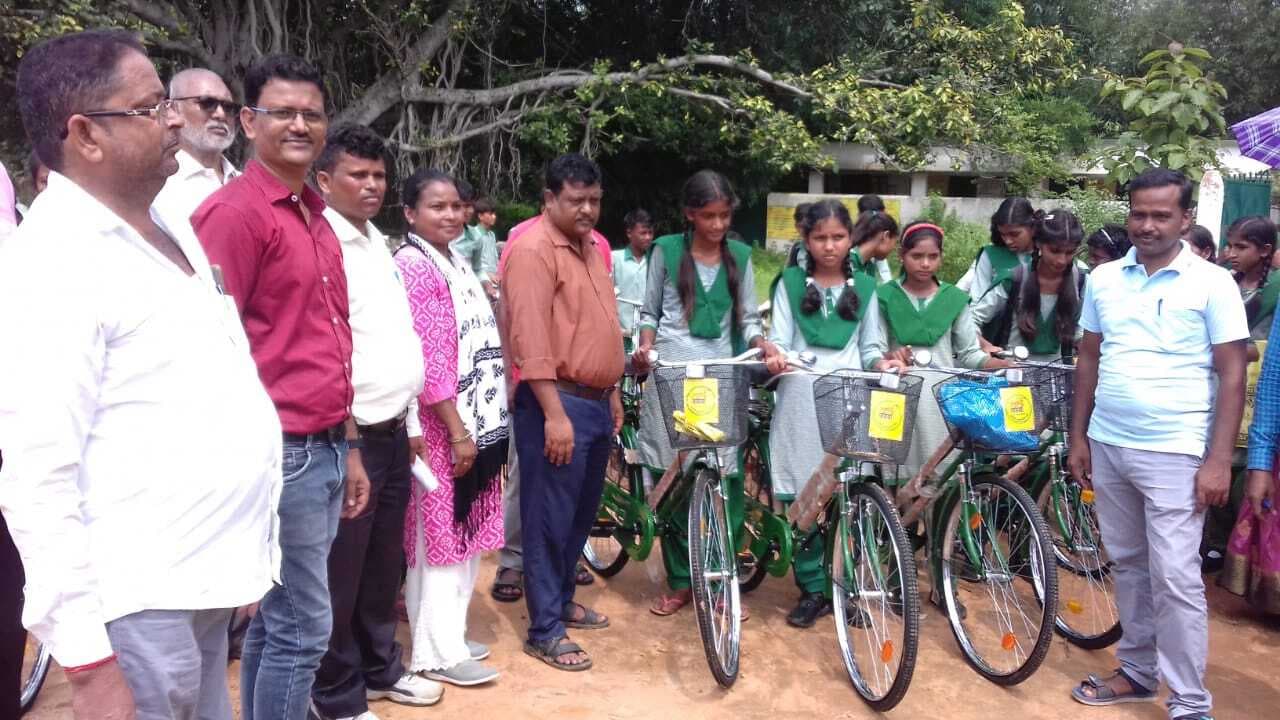 बीआरसी में 143 छात्र-छात्राओं के बीच साइकिल का हुआ वितरण, अभिभावकों ने जताया आभार