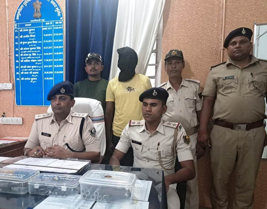 हथियार तस्कर संजय शर्मा गिरफ्तार, देसी कट्टा व पिस्टल का बैरल बरामद