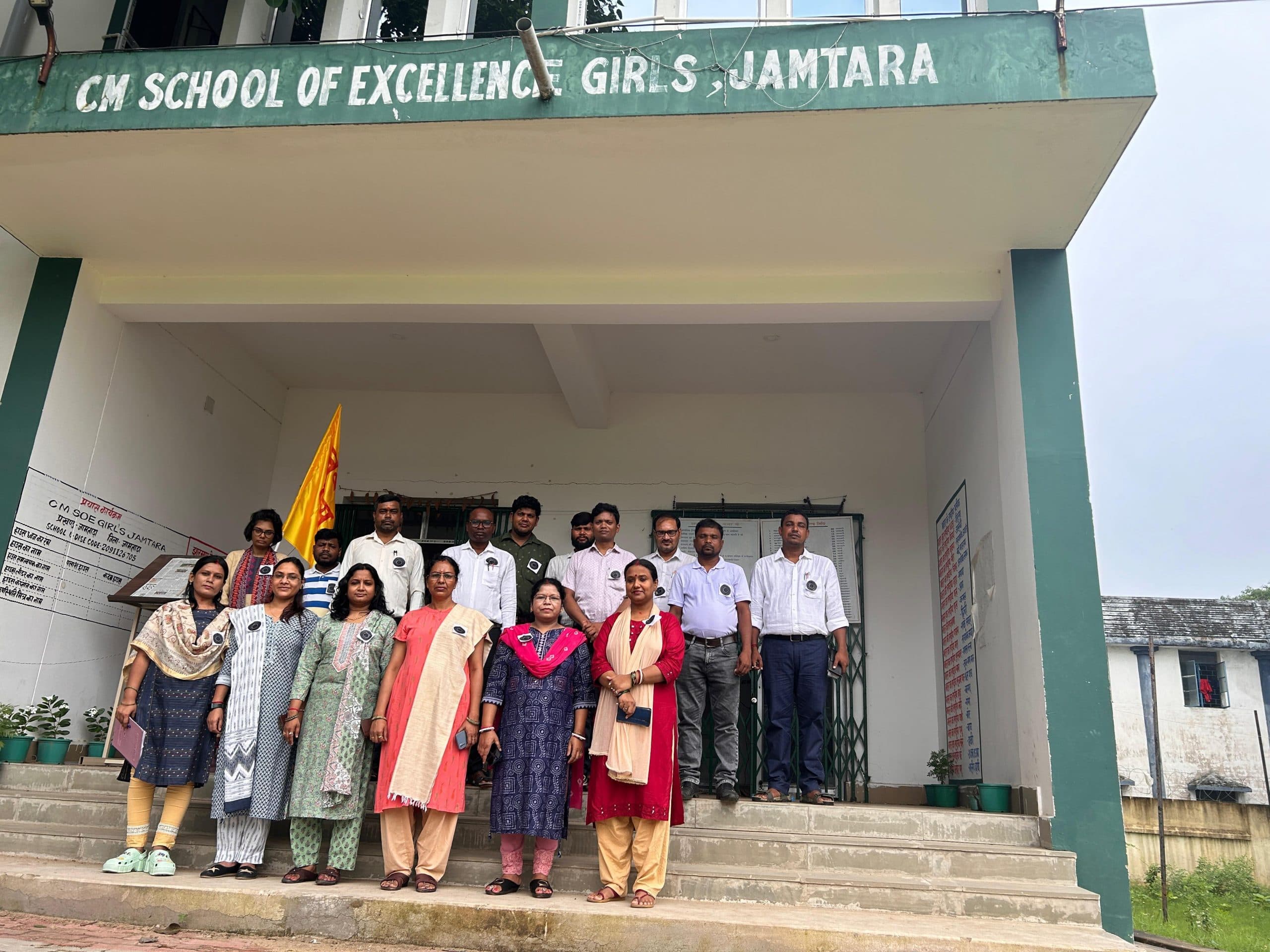 उवि व प्लस टू विद्यालय के शिक्षकों ने काला बिल्ला लगाकर किया काम