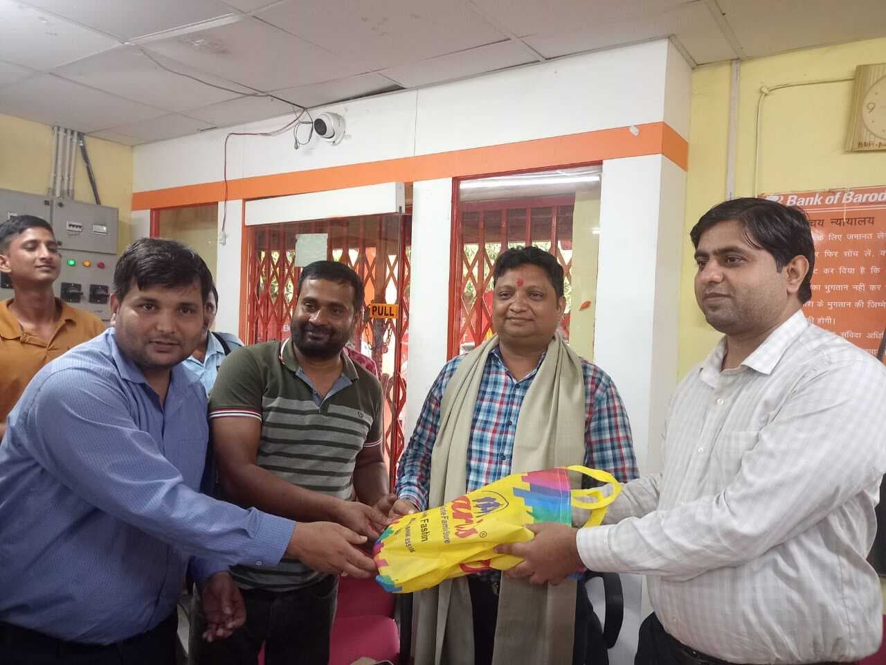 स्थानांतरण पर बैंक आफ बड़ौदा शाखा प्रबंधक को दी गयी विदाई