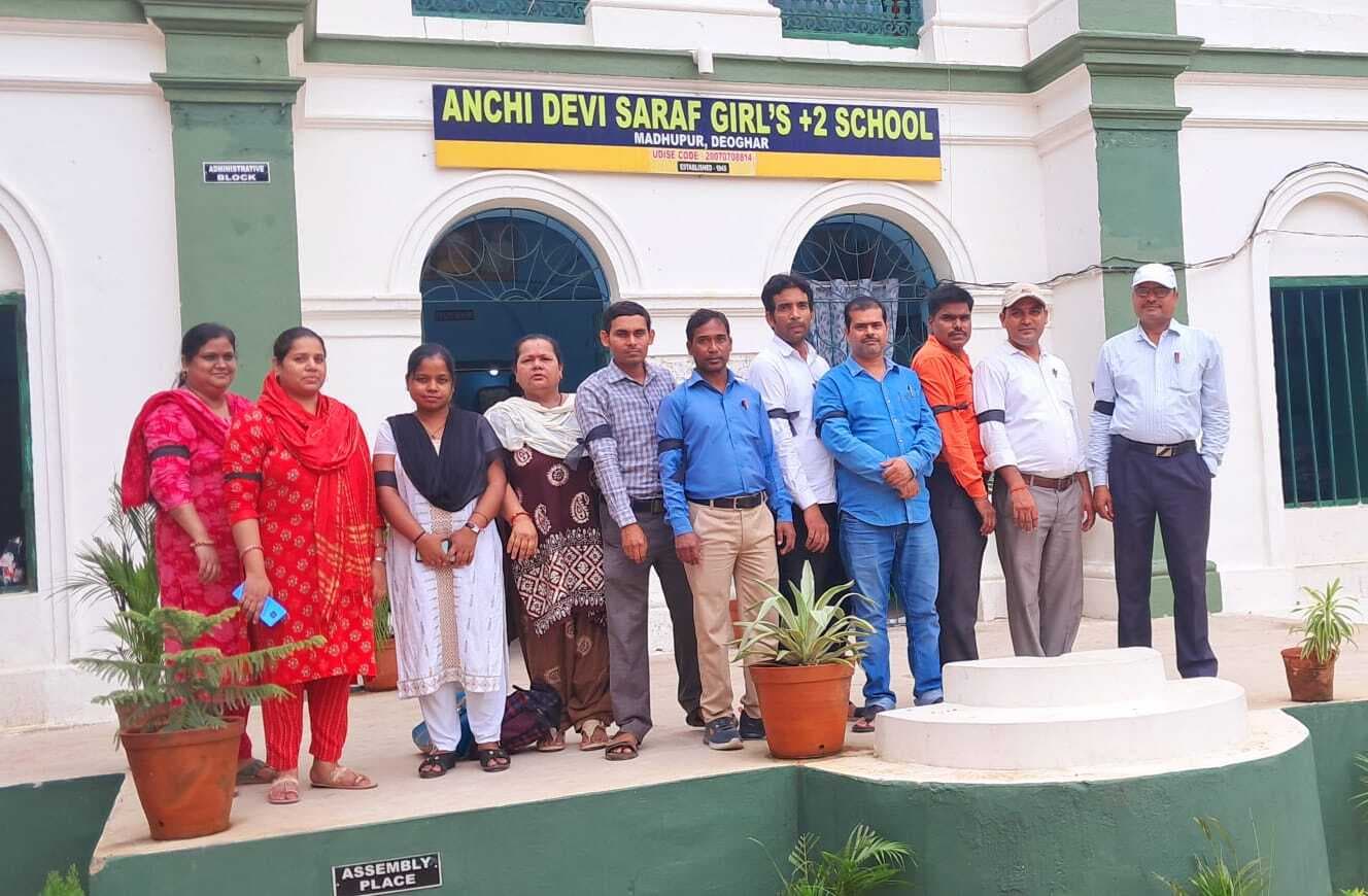 शिक्षकों ने एसीपी व एमएसीपी की मांग को लेकर काला बिल्ला लगाकर जताया विरोध