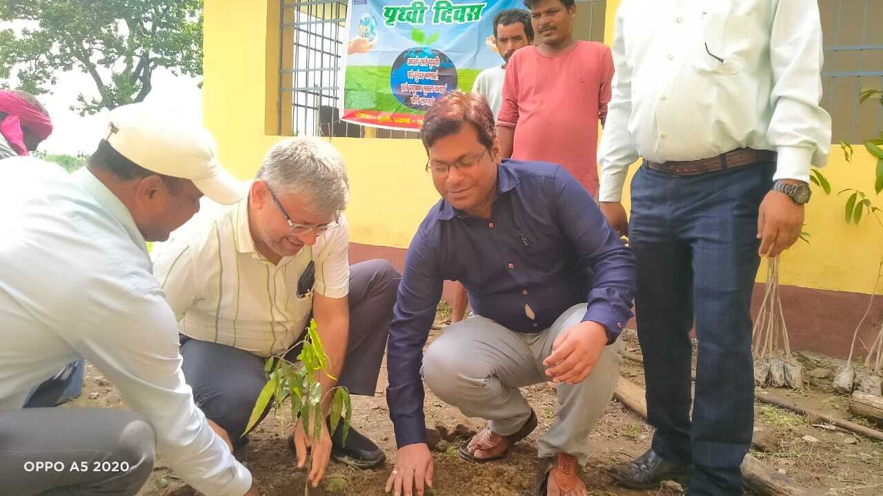 ठाकुरगंज प्रखंड के सभी पंचायतों में किया गया पौधरोपण