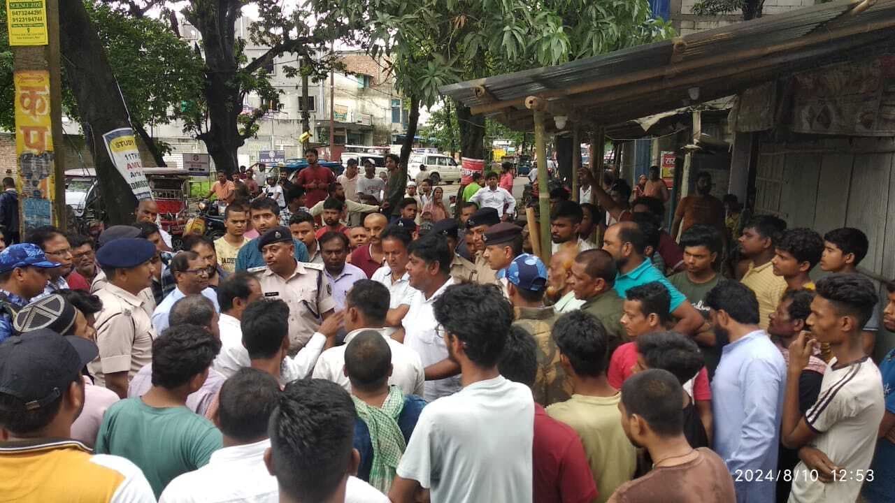 मारवाड़ी कालेज रोड में अतिक्रमण हटाओ अभियान में झेलना पड़ा दुकानदारों का विरोध