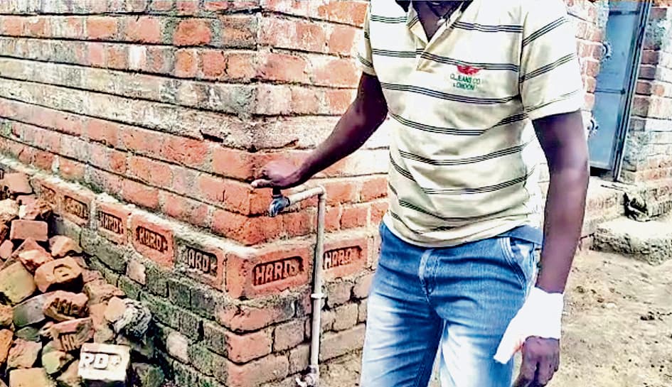 पाइप और नल लगे हो गये दो वर्ष, पर नहीं पहुंचा पानी