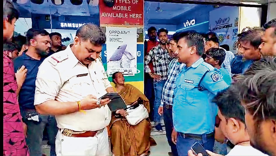 नातिन संग वृद्धा को घेर बच्चा चोर कहने लगी भीड़, समय रहते पुलिस ने बचाया