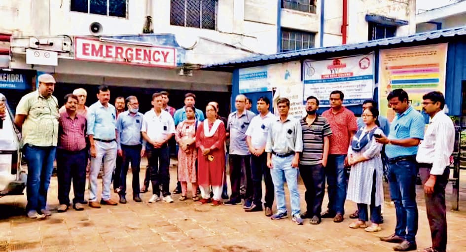 जिला अस्पताल के डॉक्टरों-नर्सों ने भी जताया प्रतिवाद