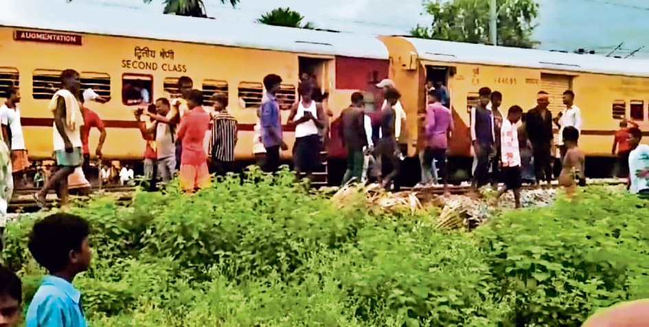 मानपुर में महिला वार्ड पार्षद ने ट्रेन से कट कर की आत्महत्या