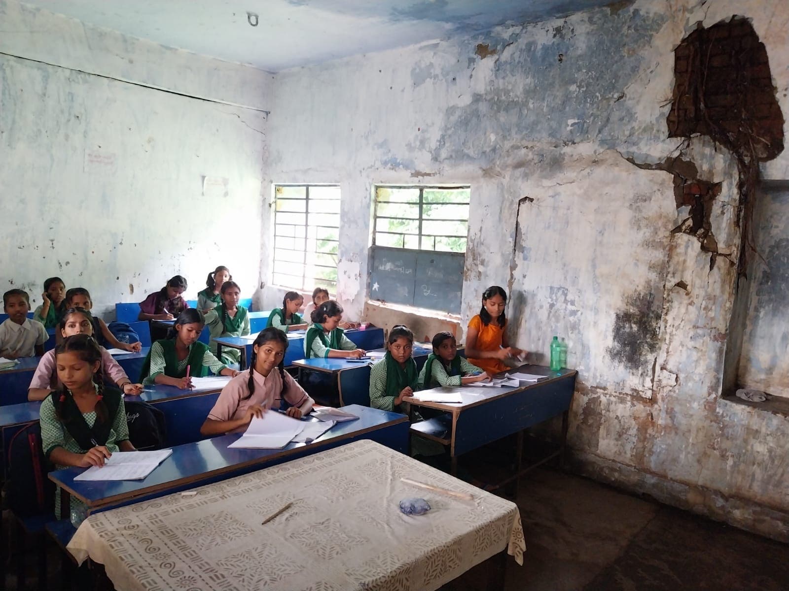 अपनी जान जोखिम में डालकर पढ़ाई करने को बच्चे विवश