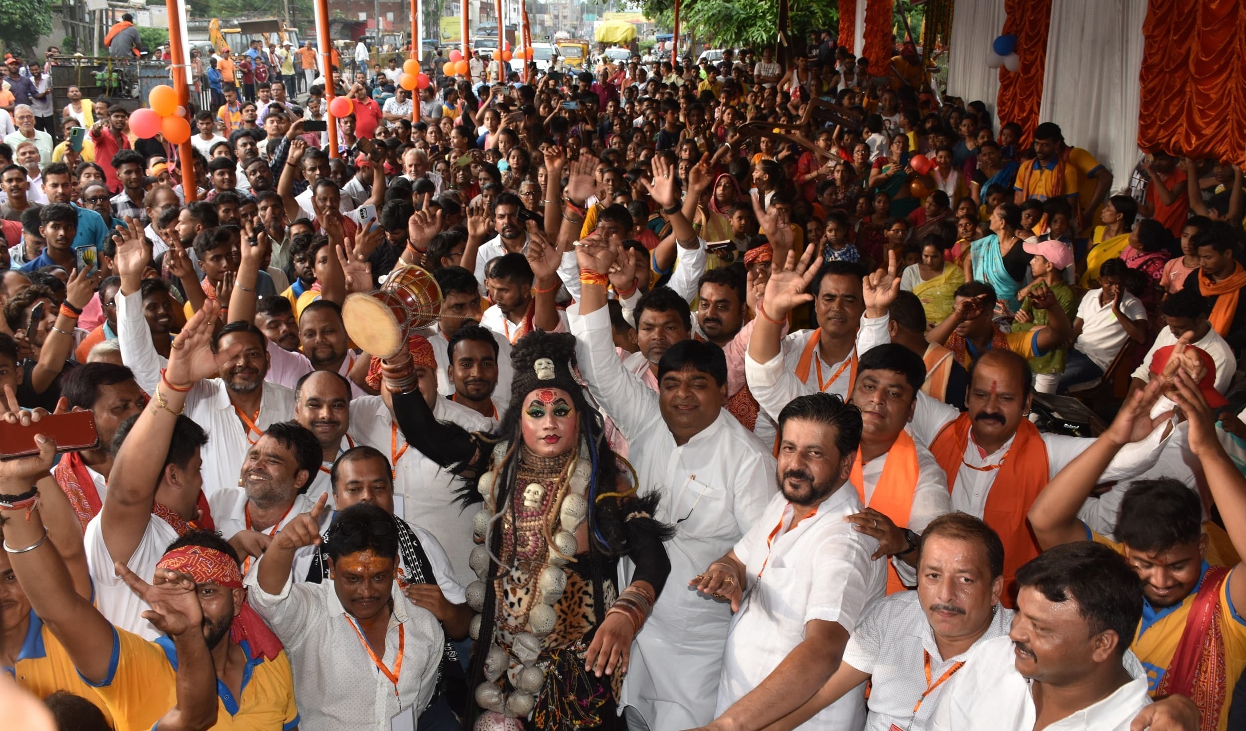 चास से 700 श्रद्धालुओं का जत्था देवघर रवाना, निकली भव्य शोभायात्रा