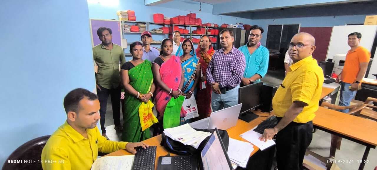 मधुपुर शहरी क्षेत्र के 5888 आवेदन हुए जमा, 2298 आवेदनों को किया गया ऑनलाइन