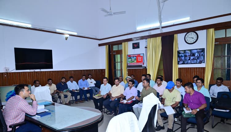 सरकार से प्राप्त लक्ष्य को हर हाल में करे पूरा: डीएम