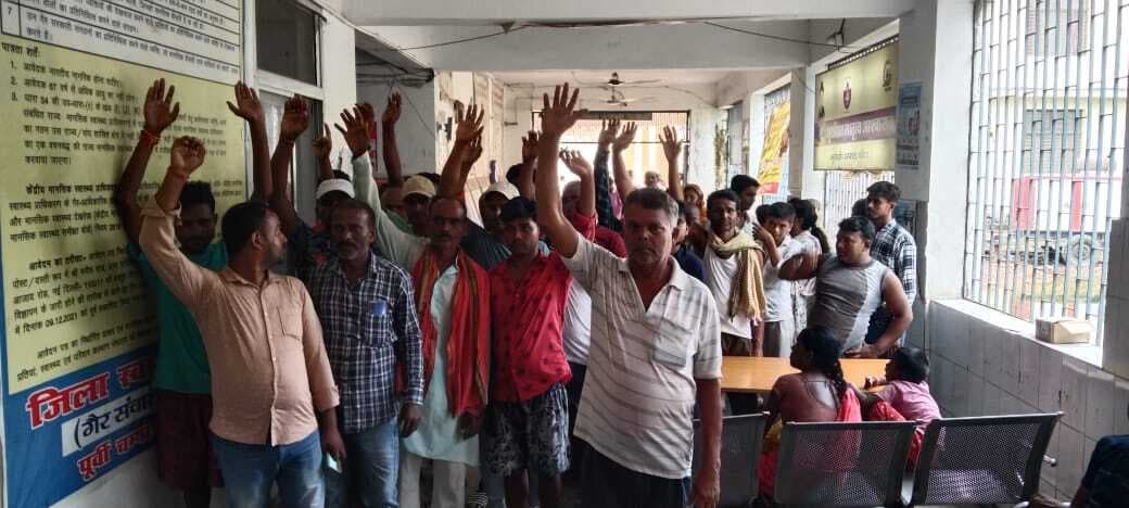Motihari News : प्रसव के बाद महिला की मौत पर परिजनों ने किया प्रदर्शन