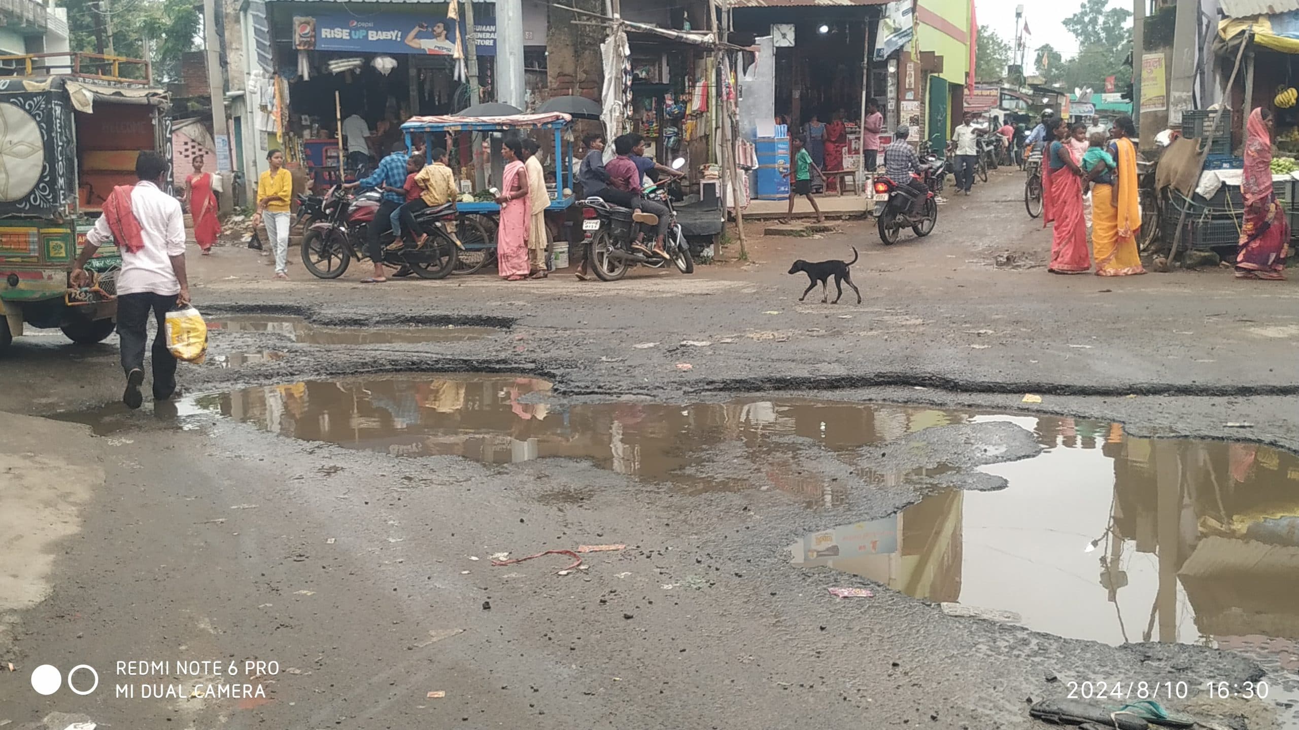 जानलेवा साबित हो रहा मेनरोड का गड्ढा, हादसे का शिकार हो रहे राहगीर