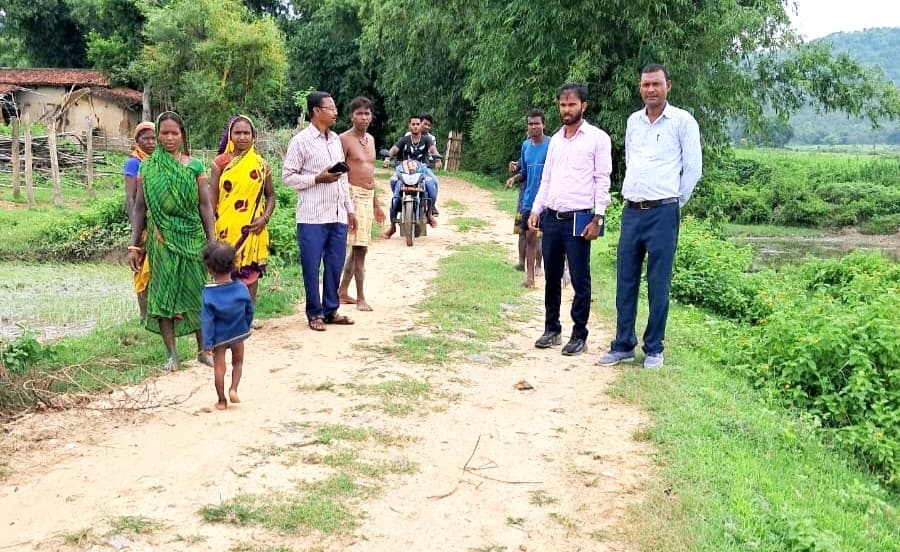 सड़क निर्माण को लेकर स्थलीय जायजा लेने पहुंचे अधिकारी