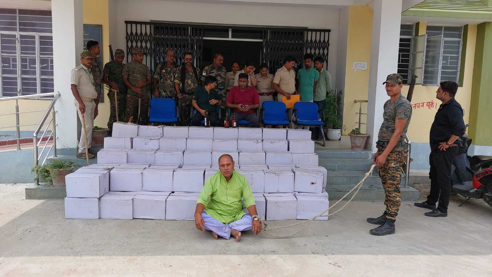 82 पेटी शराब के साथ पूर्व मुखिया गिरफ्तार