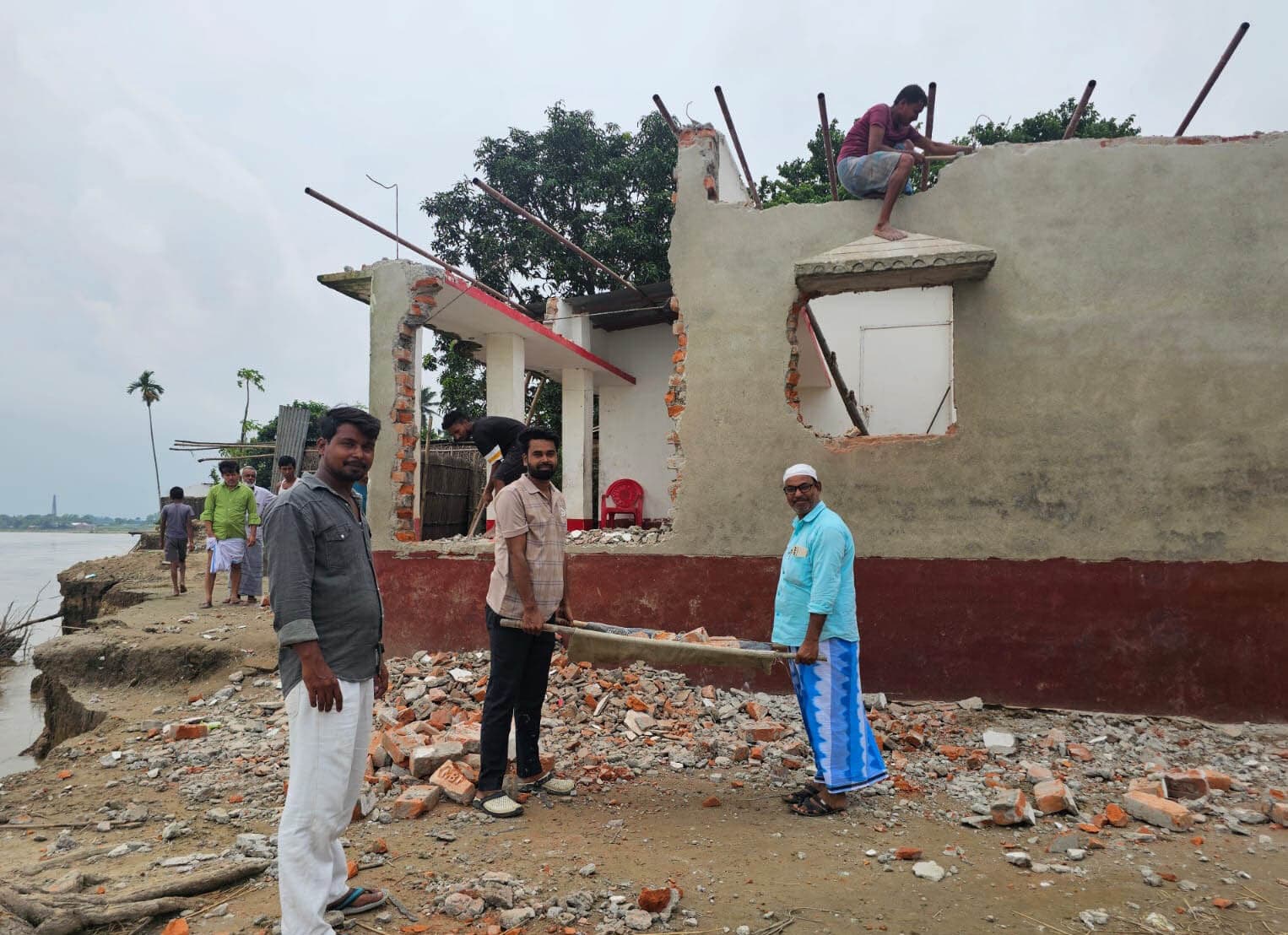 हरिया गांव में नदी कटाव की जद में  मस्जिद व घर