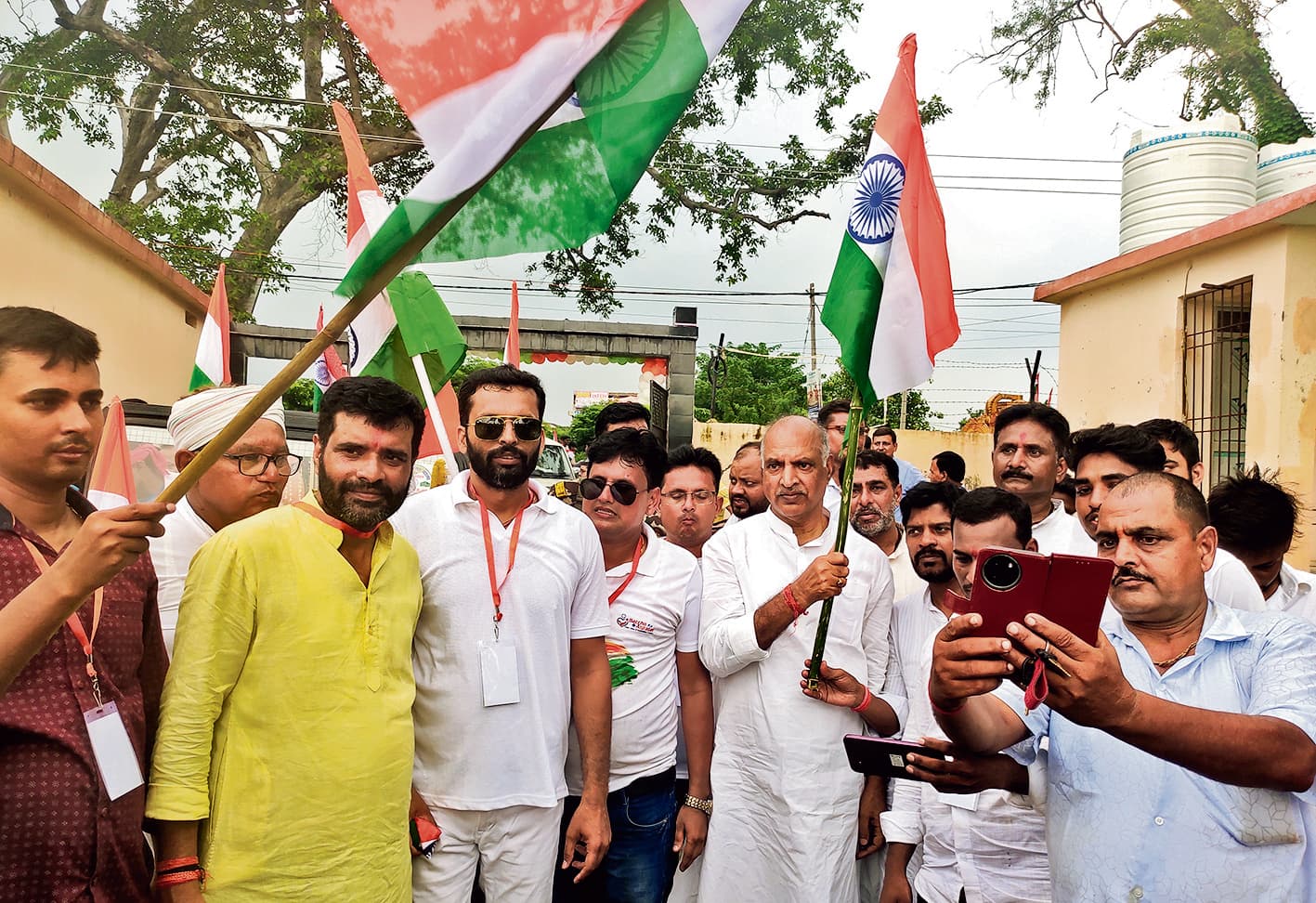 गांधी इंटर उच्च विद्यालय से निकाली गयी तिरंगा यात्रा