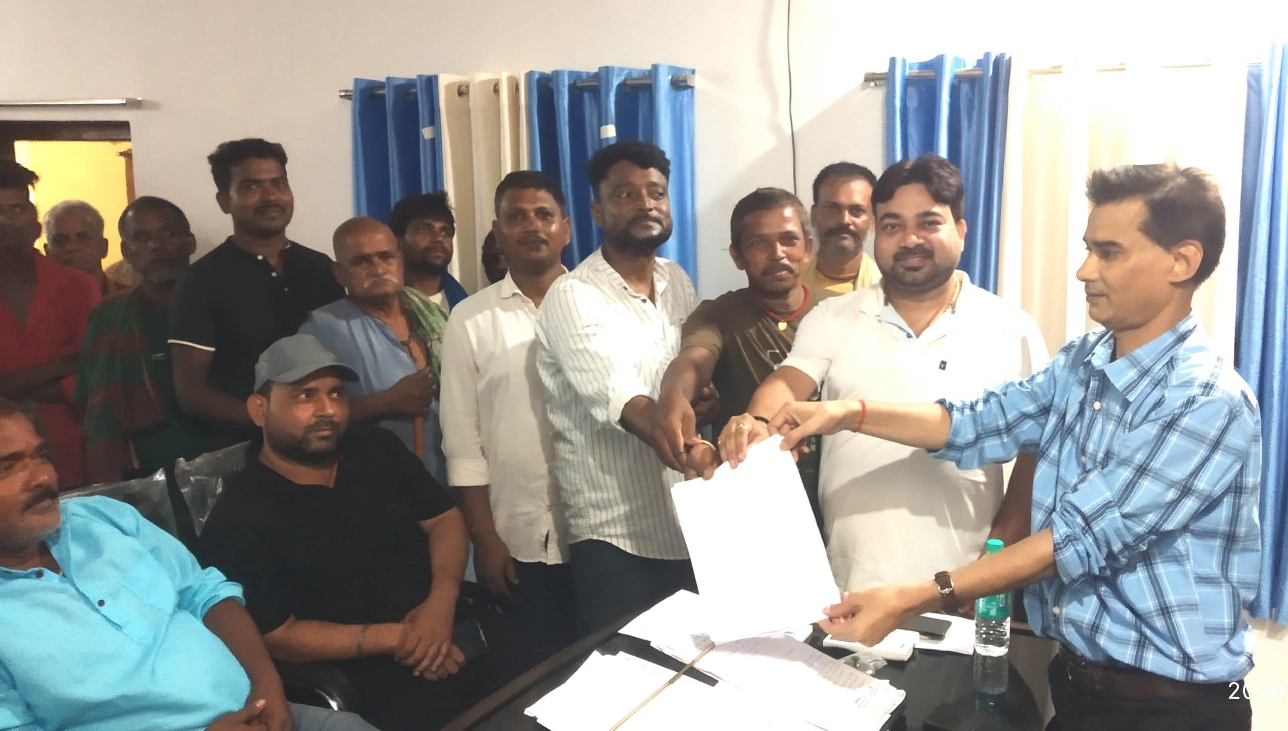 मंदिर की जमीन को अतिक्रमणमुक्त कराने की मांग