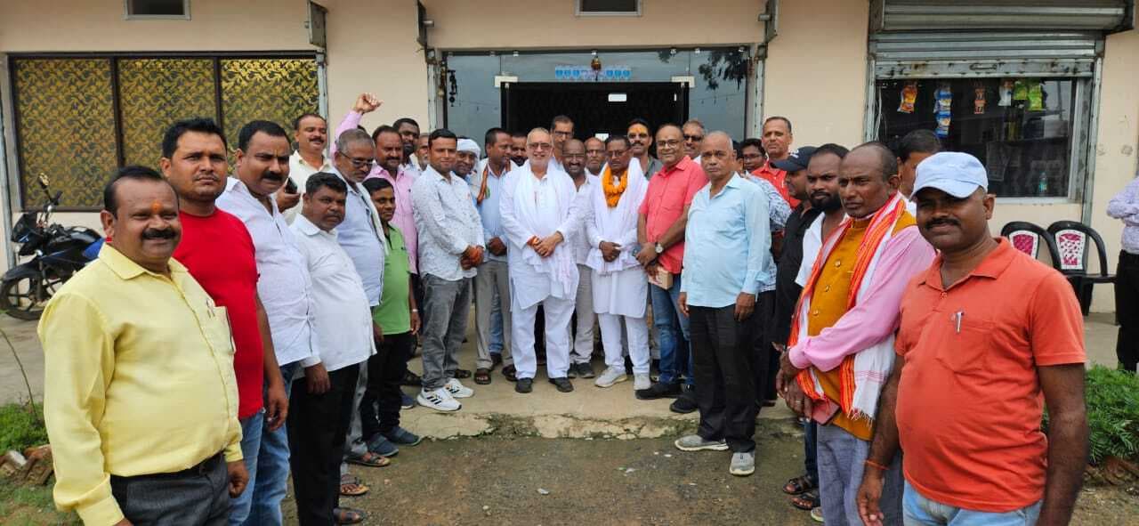 पूर्व विधायक ने भाजपा मंडल अध्यक्ष को किया सम्मानित