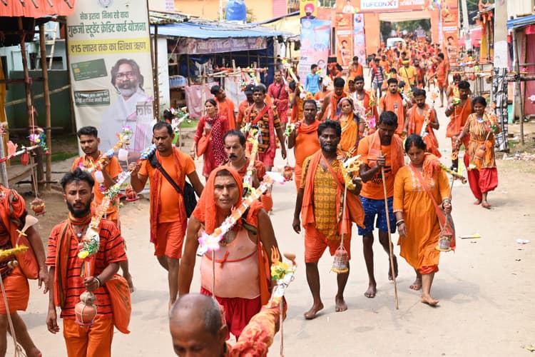 चौथी सोमवारी आज, बाबा धाम में बढ़ गयी कांवरियों की कतार