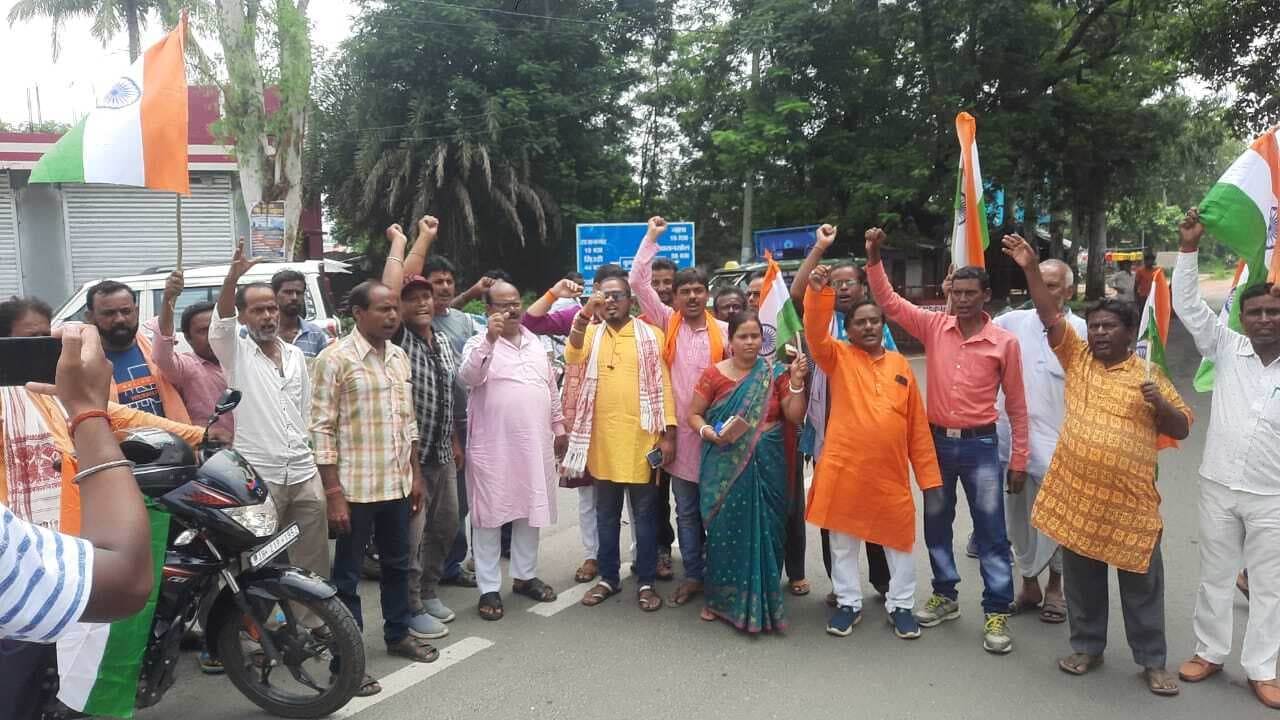 भाजपाइयों ने कुंडहित में निकाली तिरंगा यात्रा