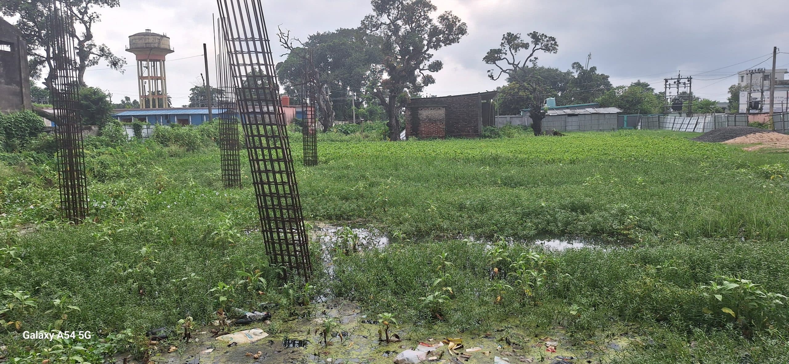 सीएचसी निर्माण कार्य अधर में, आमजनों में आक्रोश