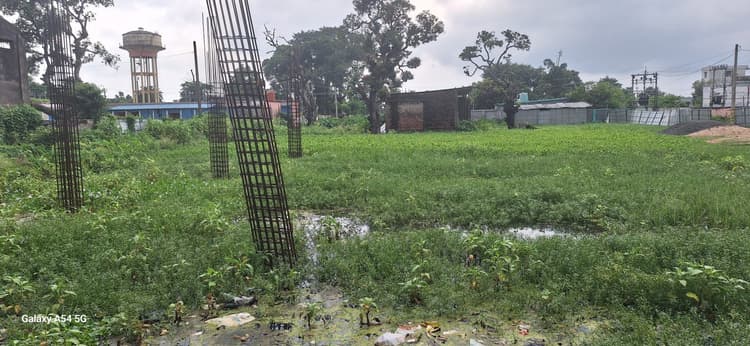 सीएचसी निर्माण कार्य अधर में, आमजनों में आक्रोश