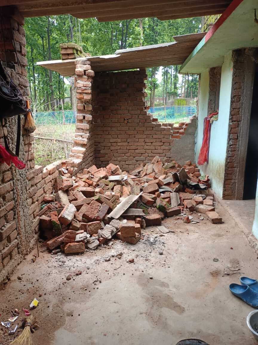 जोबर में हाथियों ने कई घरों को किया ध्वस्त, खा गये अनाज