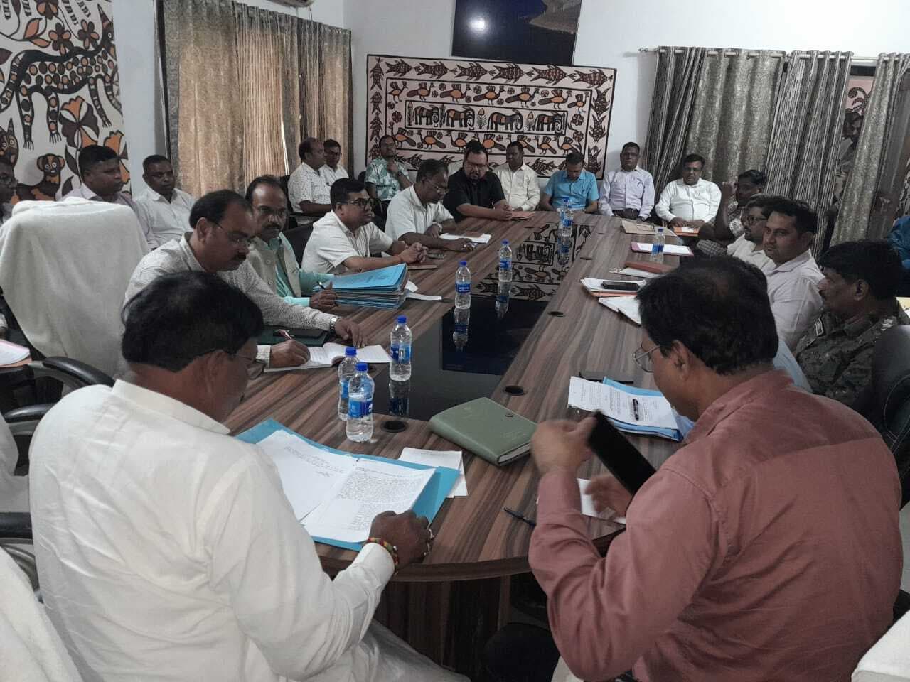 Hazaribagh News: जिले के स्वास्थ्य केन्द्रों में बेहतर सुविधाएं बनाने का निर्देश