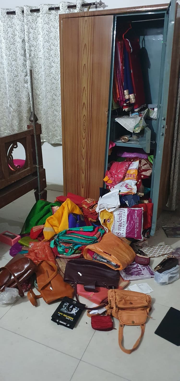 पिता का इलाज कराने गये दिल्ली, चोरों ने घर में की चोरी