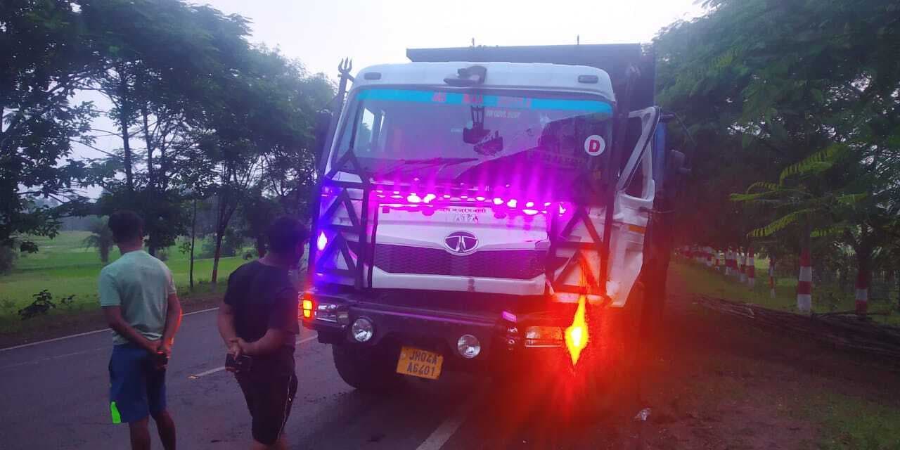 ओवरटेक के दौरान कोयला लदा हाइवा ट्रक से टकराया