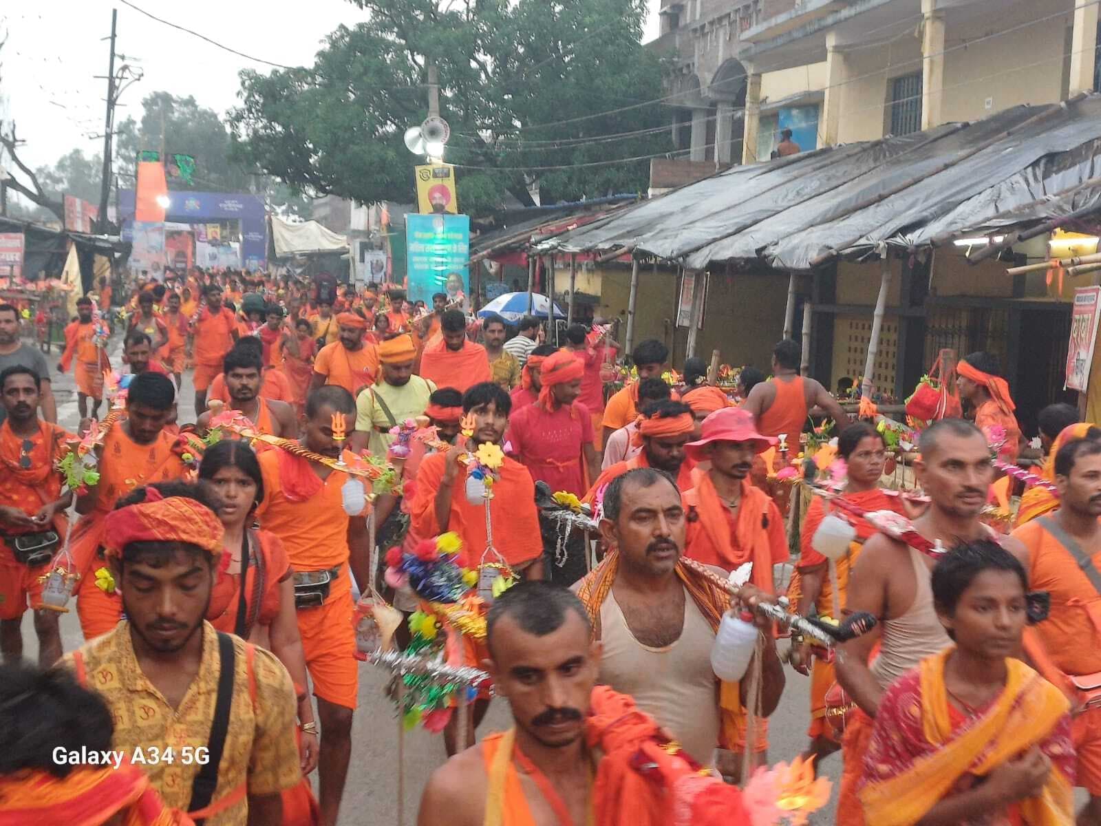 सुहाने मौसम में झूमकर चले कांवरिये, चौथी सोमवारी का बढ़ा उत्साह