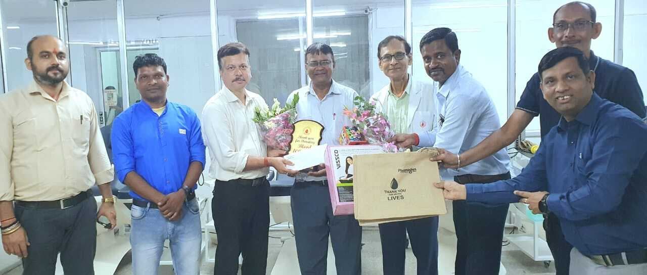 टाटा मोटर्स यूनियन के कमेटी मेंबर आनंद प्रसाद बने पहले शतकवीर रक्तदाता