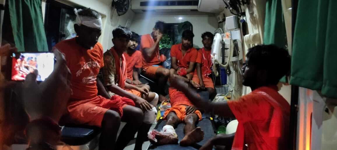 बक्सर से गंगाजल लेकर जा रहे तीन कांवरियों को ऑटो ने कुचला, हालत गंभीर