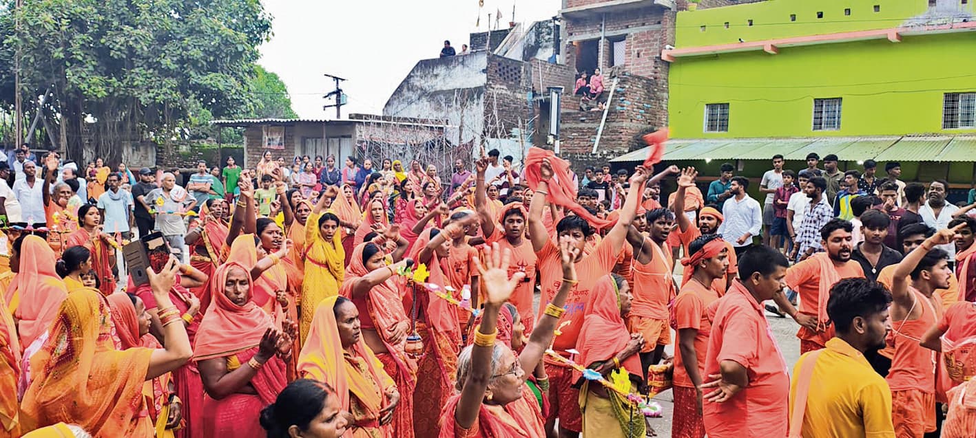 डीजे जब्त होने पर कांवरियों ने जाम की सड़क