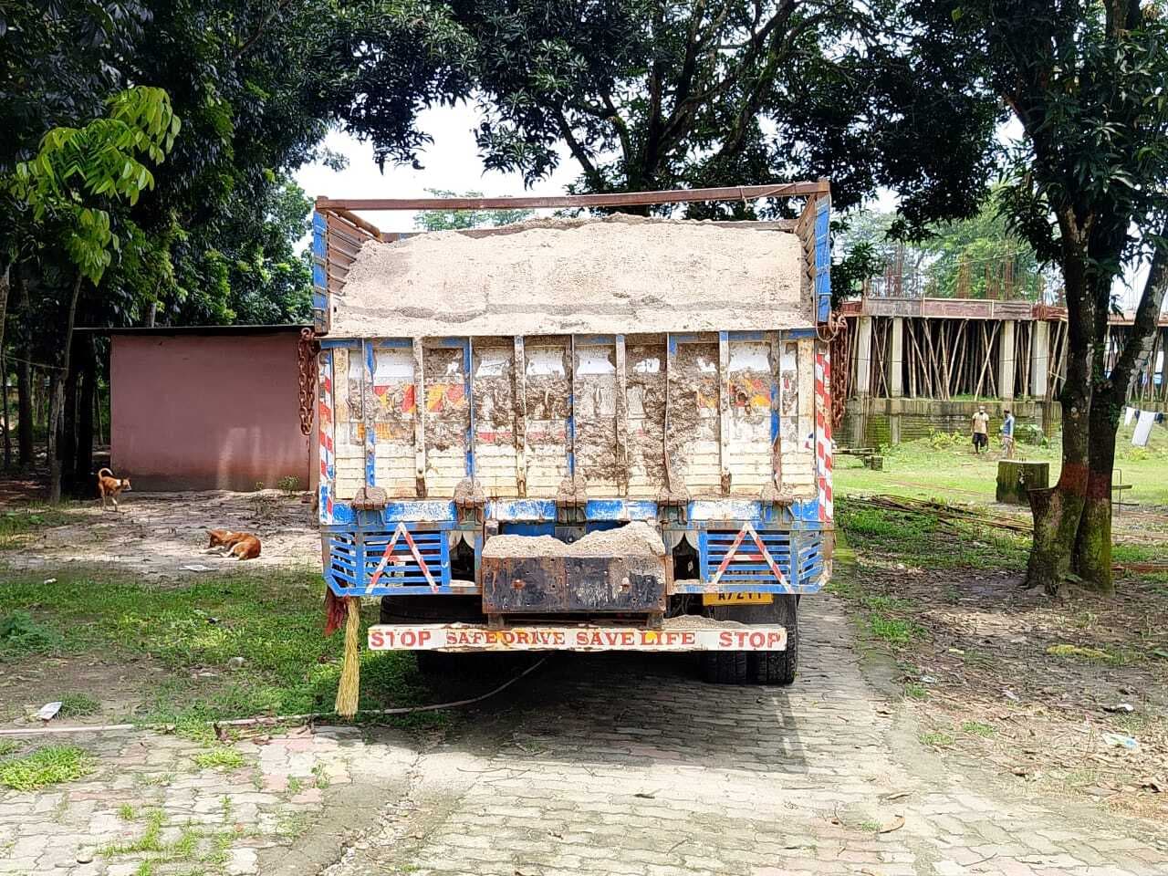 खनन विभाग ने बालू लदे ट्रक को किया जब्त