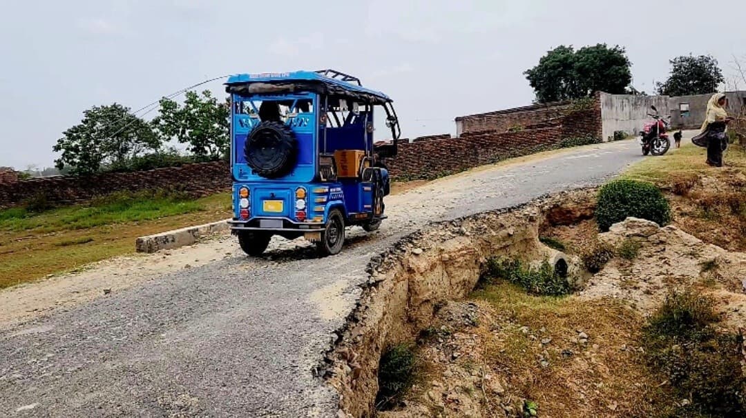 ठाकुरगंज के मालिनगांव आमबाड़ी सड़क का कलवर्ट दस माह से ध्वस्त