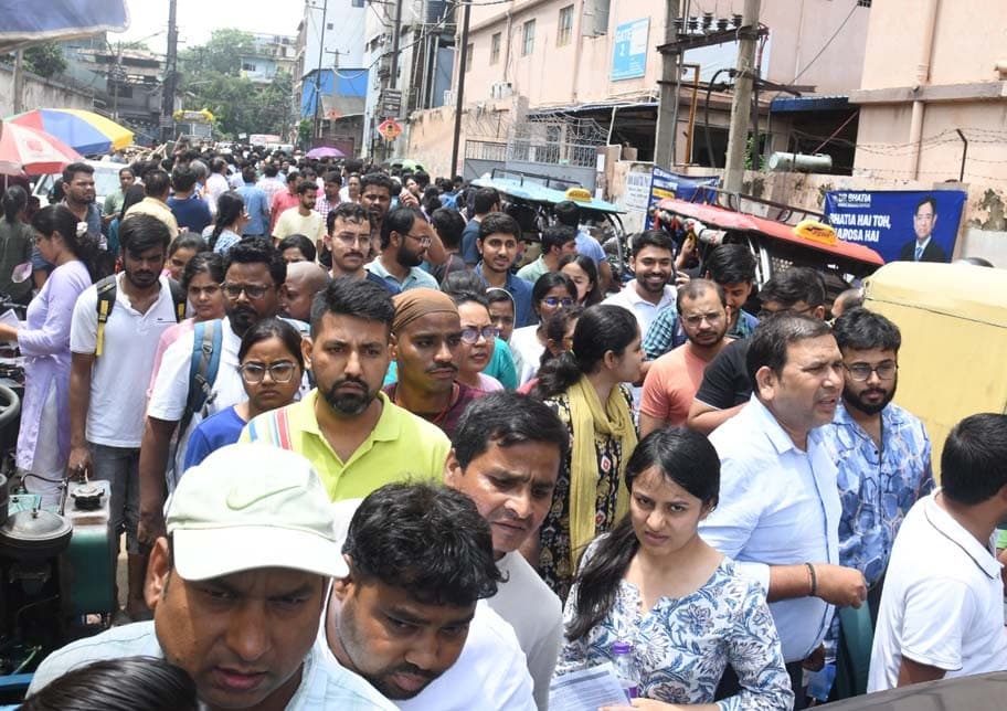 कमर भर पानी से गुजर कर सेंटर तक पहुंचे छात्र