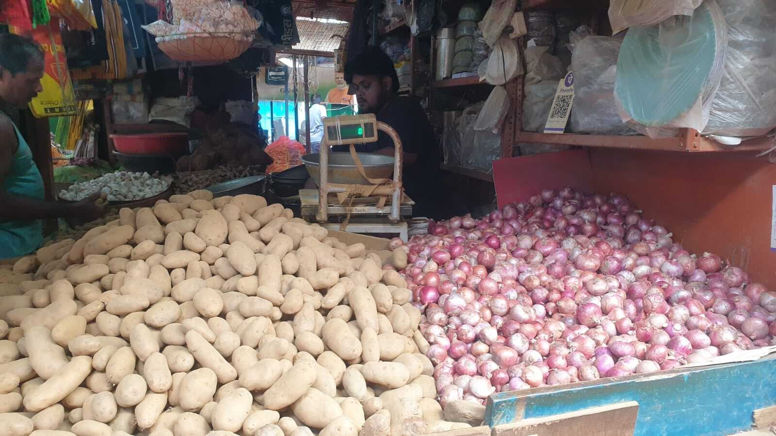 राउरकेला : जन वितरण प्रणाली दुकानों में 100 रुपये में बेचा जा रहा तीन किलो आलू