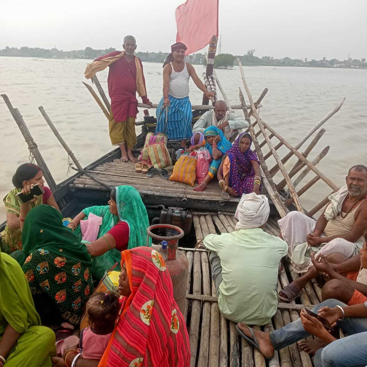 बाढ़ प्रभावित क्षेत्रों के पीड़ितों को आश्रय स्थल पर पहुंचाने का काम शुरू