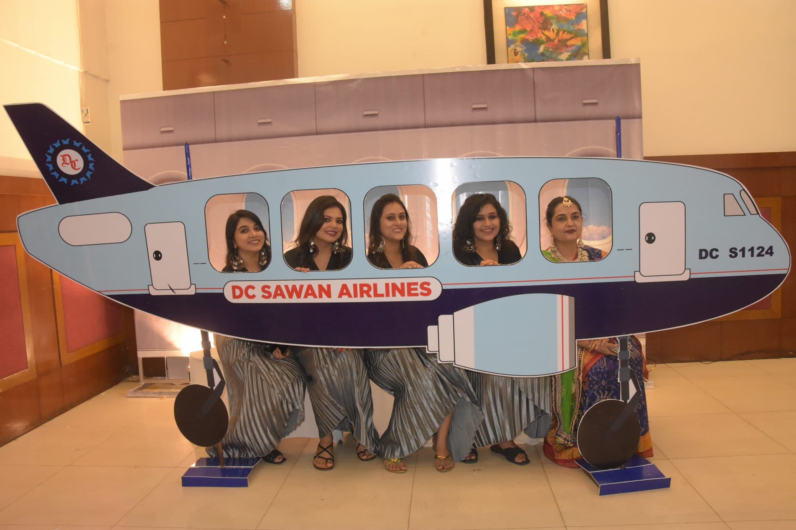 धनबाद क्लब का ओएस्टर हॉल बना एयरपोर्ट, सावन की पहली उड़ान में महिलाओं का धमाल