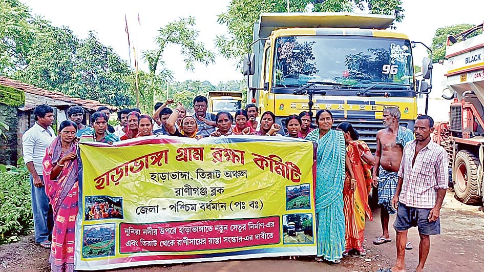 हाड़ाभांगा ब्रिज और सड़क मरम्मत की मांग पर प्रदर्शन