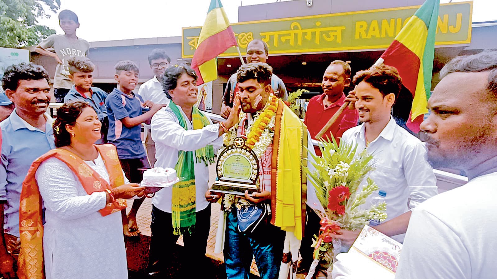 रानीगंज : बॉक्सिंग में स्वर्ण पदक विजेता प्रभाकर किस्कु का स्वागत