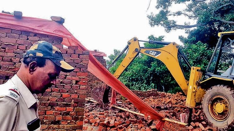 सातग्राम इलाके के बेनाली कोलियरी में अवैध निर्माण पर चली जेसीबी