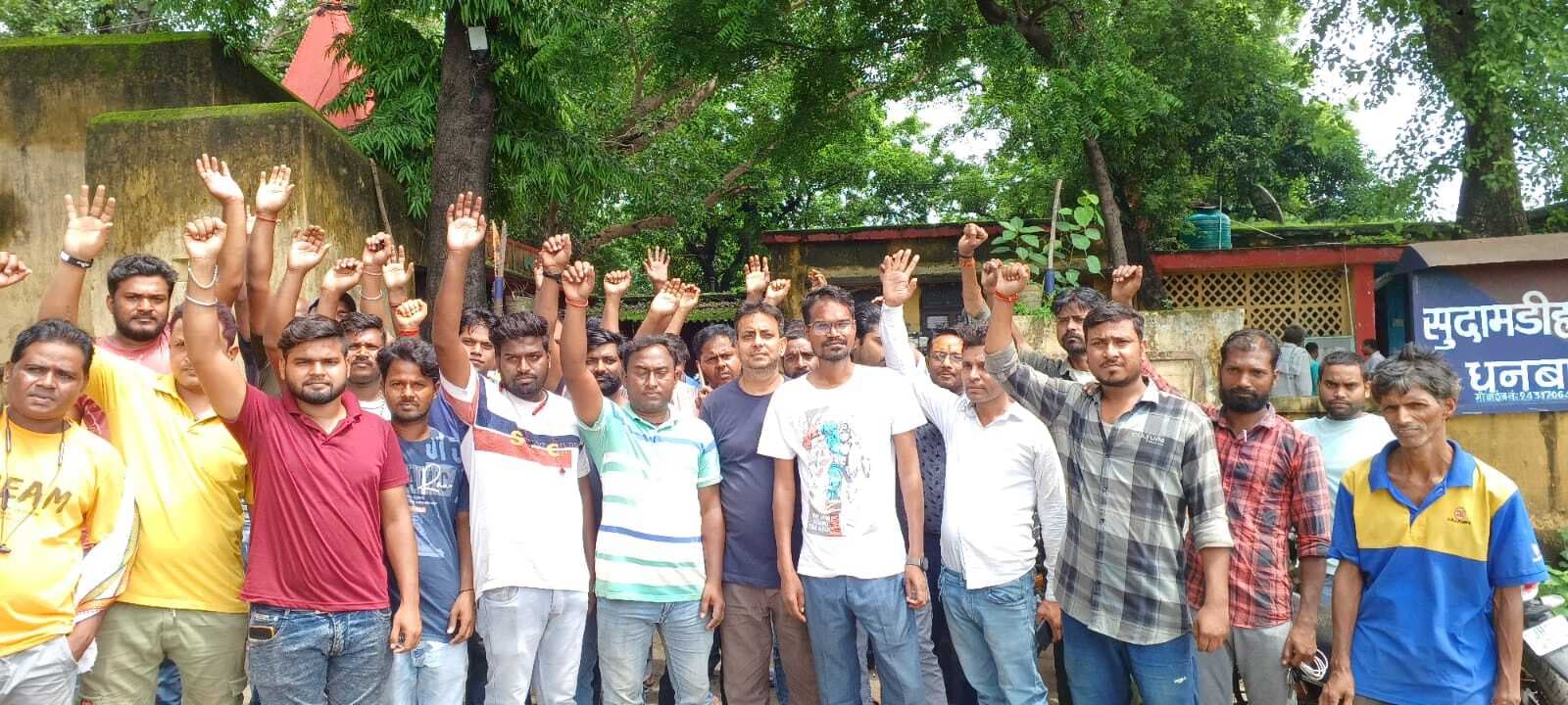 विद्युतकर्मियों ने दोषी पर कार्रवाई की मांग को लेकर थाना घेरा