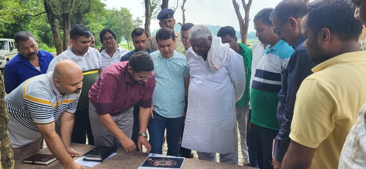 सौंदर्यीकरण को ले विधायक व नगर आयुक्त ने किया झील का निरीक्षण