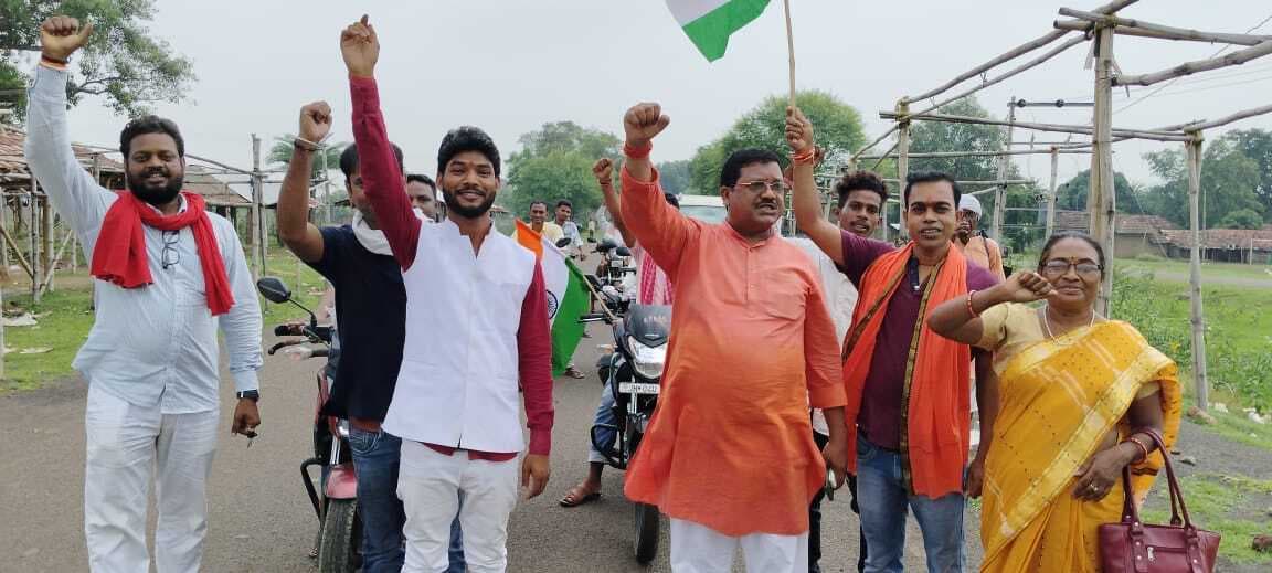 भाजपाइयों ने पाकुड़िया में निकाली तिरंगा यात्रा