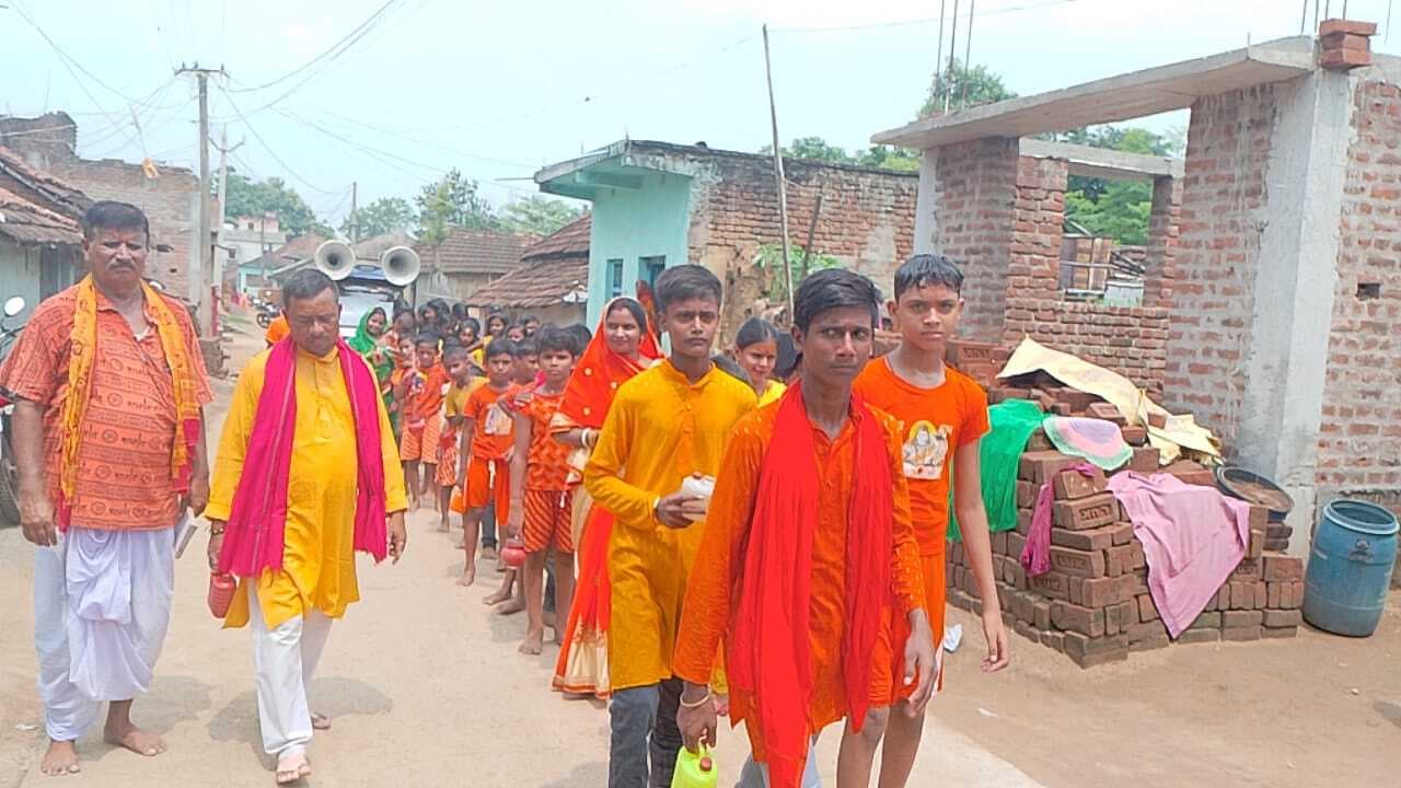 शिव भक्तों ने चौथी सोमवारी पर की भगवान शिव की पूजा