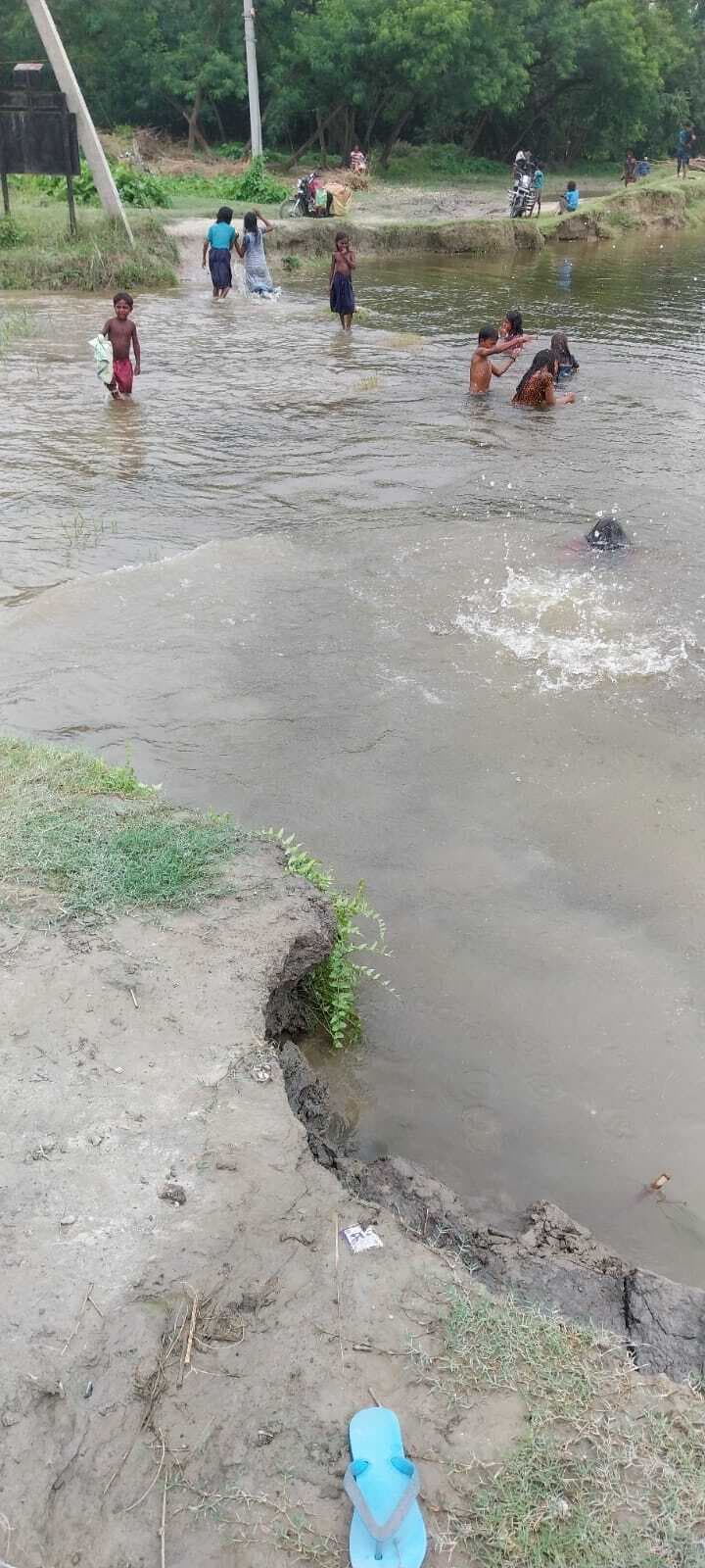 महिषी-चैनपुर पथ के कोयला थान मुसहरी का सड़क संपर्क टूटा, आक्रोश